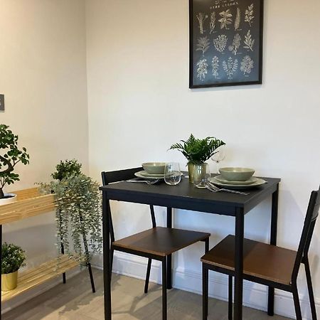 Апартаменты Awesome Refurbished 1 Bed Flat Few Steps To High St ! - 2 East House Эпсом Экстерьер фото