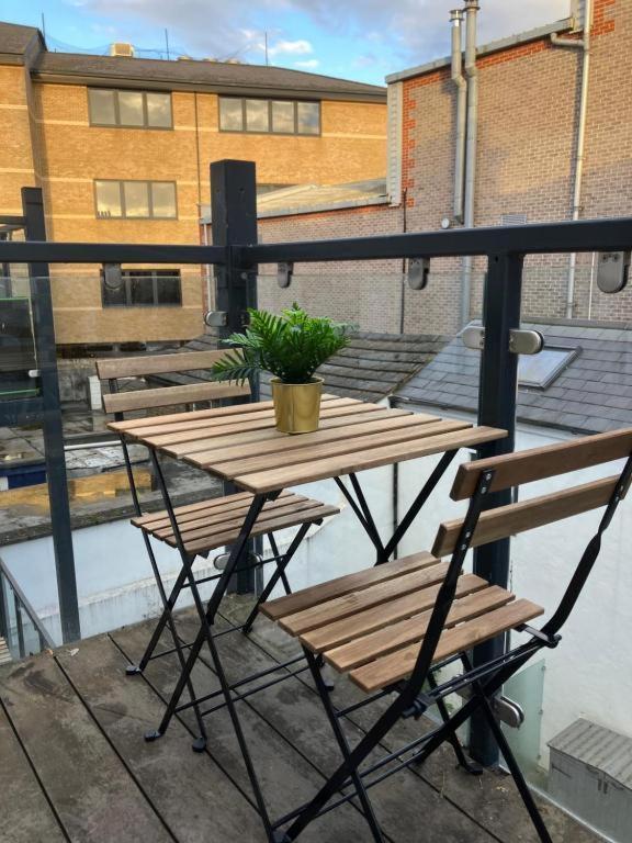 Апартаменты Awesome Refurbished 1 Bed Flat Few Steps To High St ! - 2 East House Эпсом Экстерьер фото