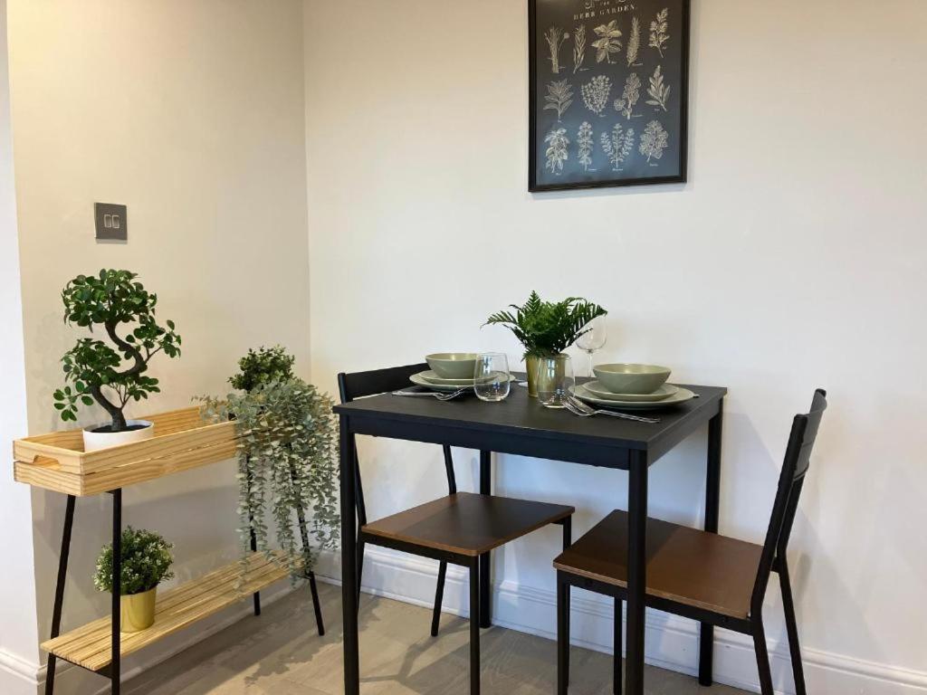 Апартаменты Awesome Refurbished 1 Bed Flat Few Steps To High St ! - 2 East House Эпсом Экстерьер фото